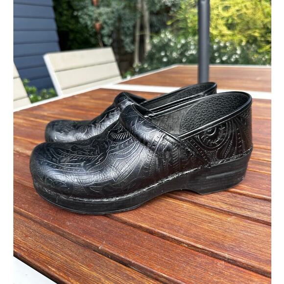 Dansko Black Leather Women's 9/EU 40 Professional Tooled Floral Embossed Clog - Picture 1 of 9